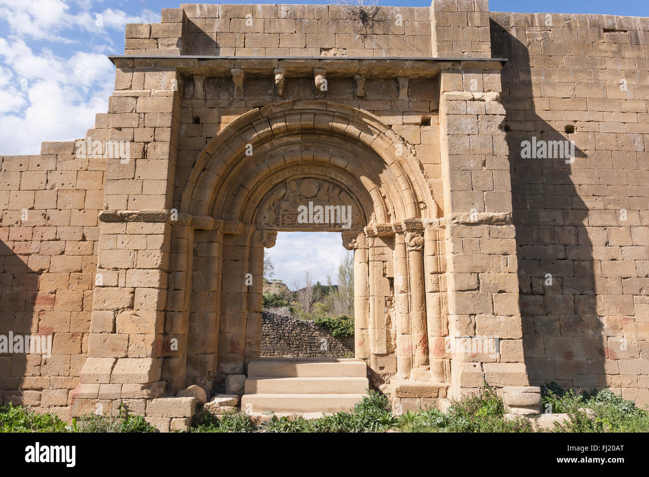 Cancello in rovina della chiesa di San Lorenzo a Uncastillo, Cinco Villas, provincia di Zaragoza, Aragona, Spagna Foto Stock