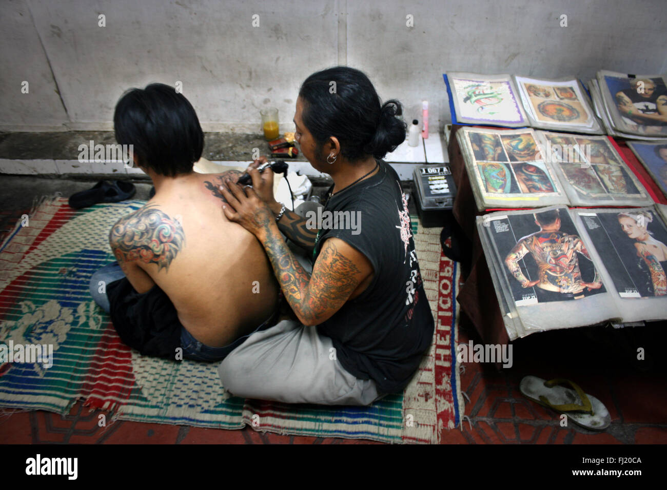 Tatuaggio rendendo in una strada di Yogyakarta Indonesia Foto Stock