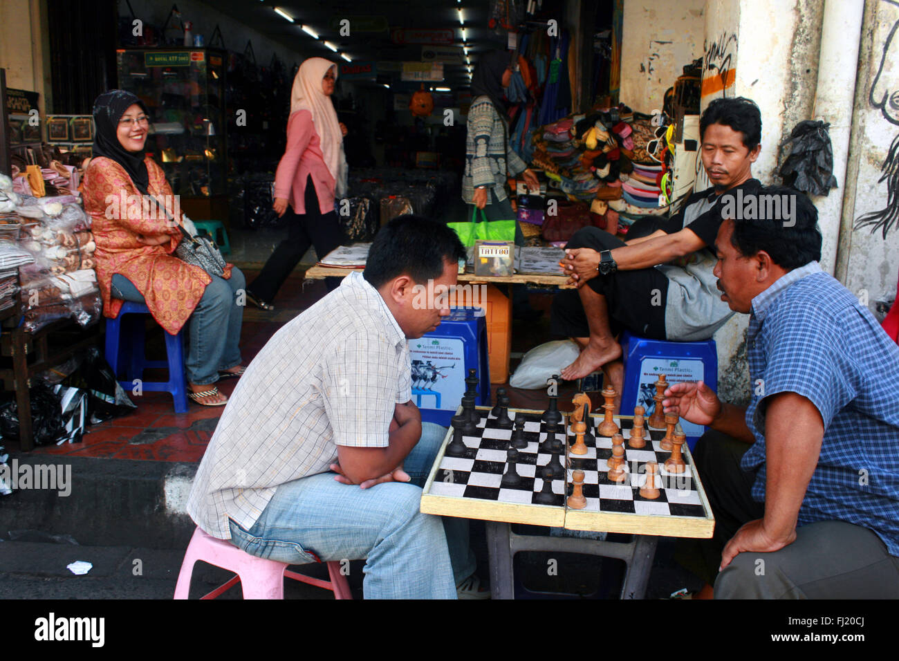 Gli uomini che giocano a scacchi in una strada di Yogyakarta, Java, Indonesia Foto Stock