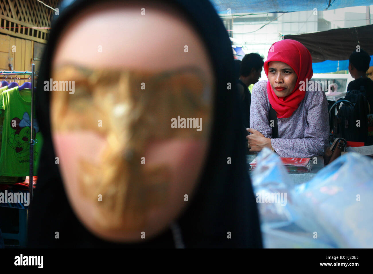 Tradizionale hijab islam velo per la vendita nel mercato in Indonesia Jakarta Foto Stock