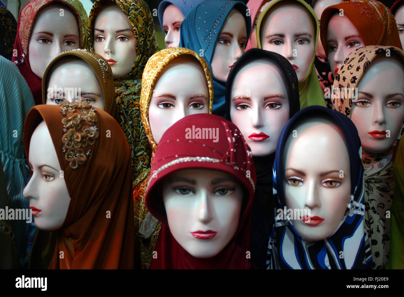 Tradizionale hijab islam velo per la vendita nel mercato in Indonesia Jakarta Foto Stock