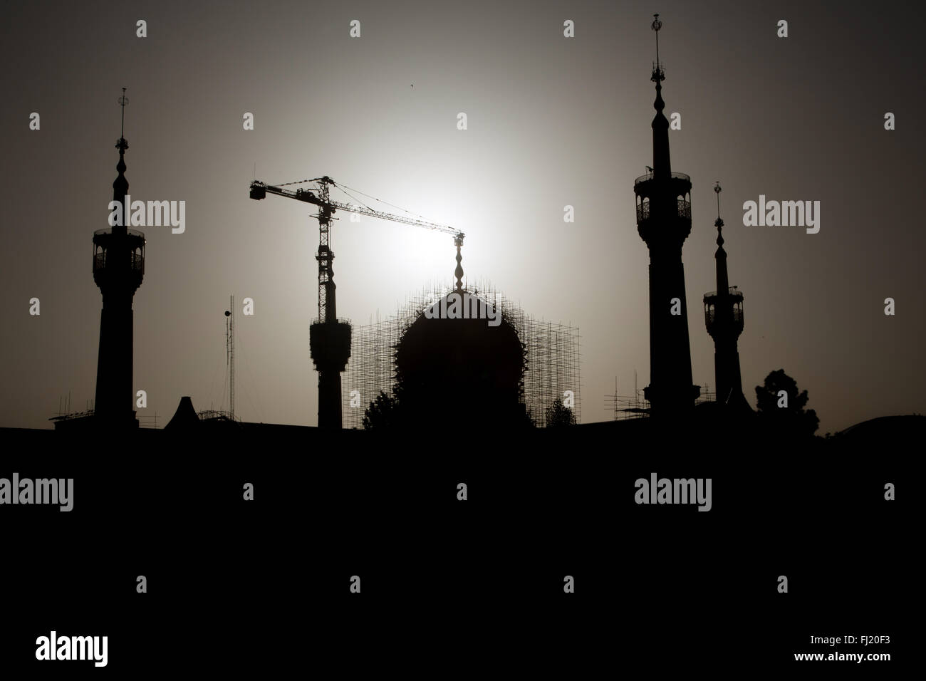 Silhouette di retroilluminazione del Mausoleo di Ayatollah Khomeini, Teheran, Iran Foto Stock