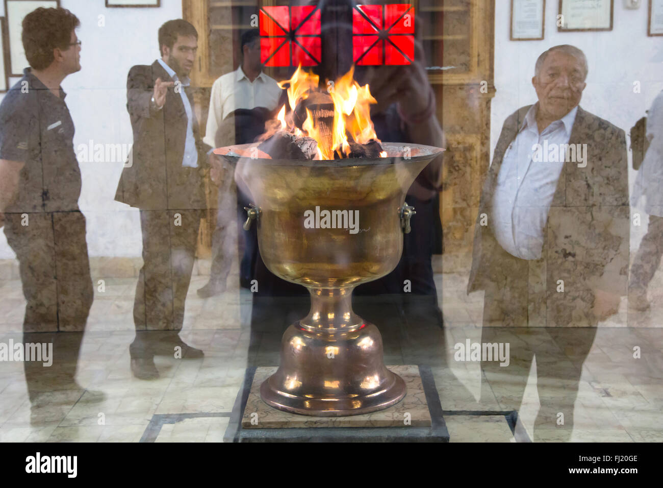 Zoroastriana tempio di fuoco La Fiamma Eterna , Atash Behram , Yazd , Iran Foto Stock