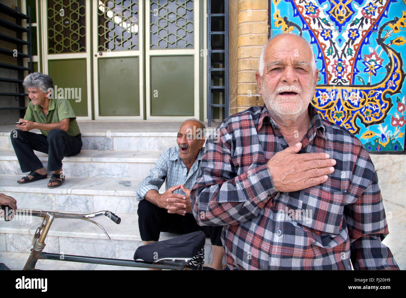 Ritratto di uomo iraniano con la mano sul suo cuore come un segno di benvenuto in Yazd, Iran Foto Stock