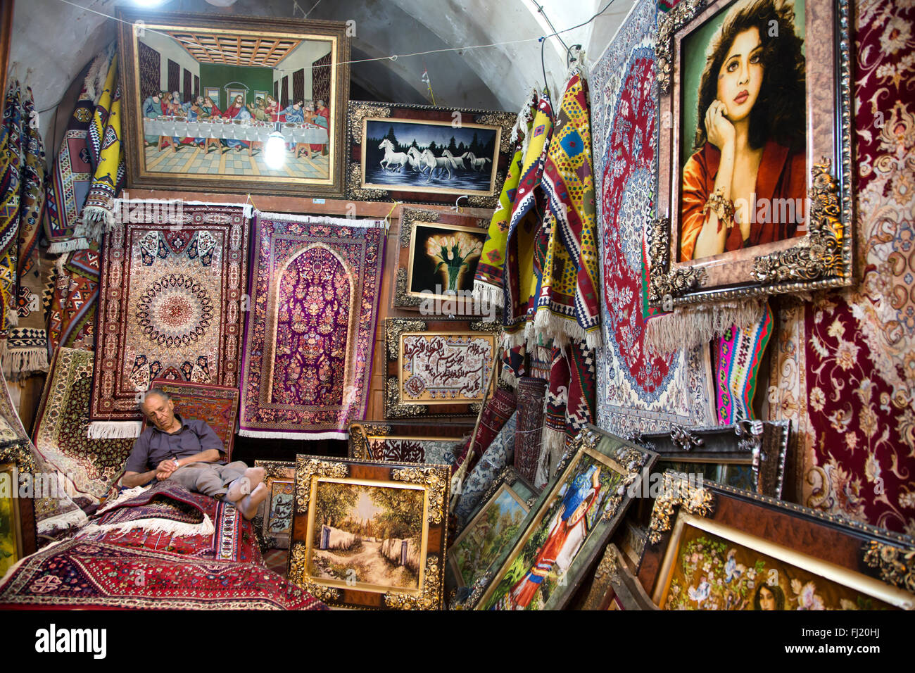 Uomo dorme nel suo negozio di tappeti in bazaar Vakil , Shiraz, Iran Foto Stock