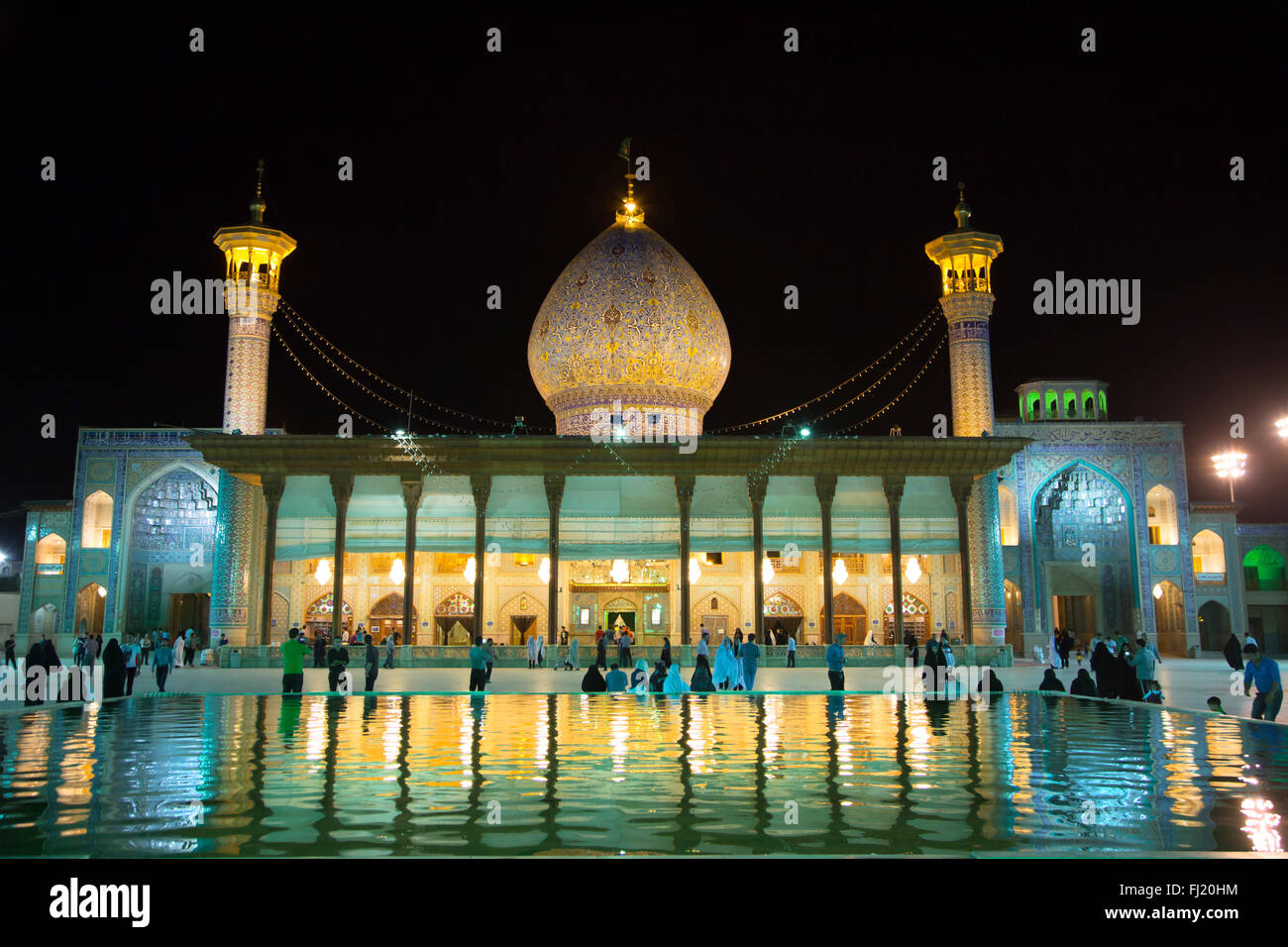 Shahcheragh è un monumento funerario e moschea di Shiraz, Chiraz, Far, Iran Foto Stock