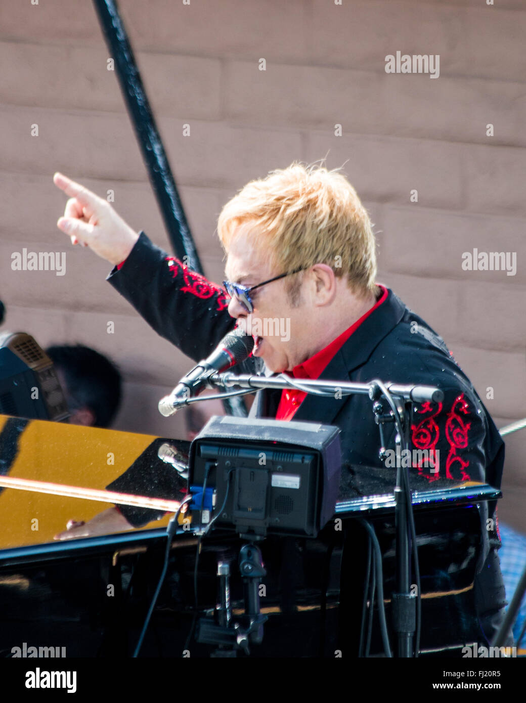 Los Angeles, California, USA. Il 27 febbraio, 2016. elton john si esibisce in un concerto gratuito che ha tenuto in grazie alla città di West Hollywood e per il loro sostegno della sua elton john aids foundation e gli Academy Awards la visualizzazione di parti egli ospita ogni anno. Credito: sheri determan/alamy live news Foto Stock