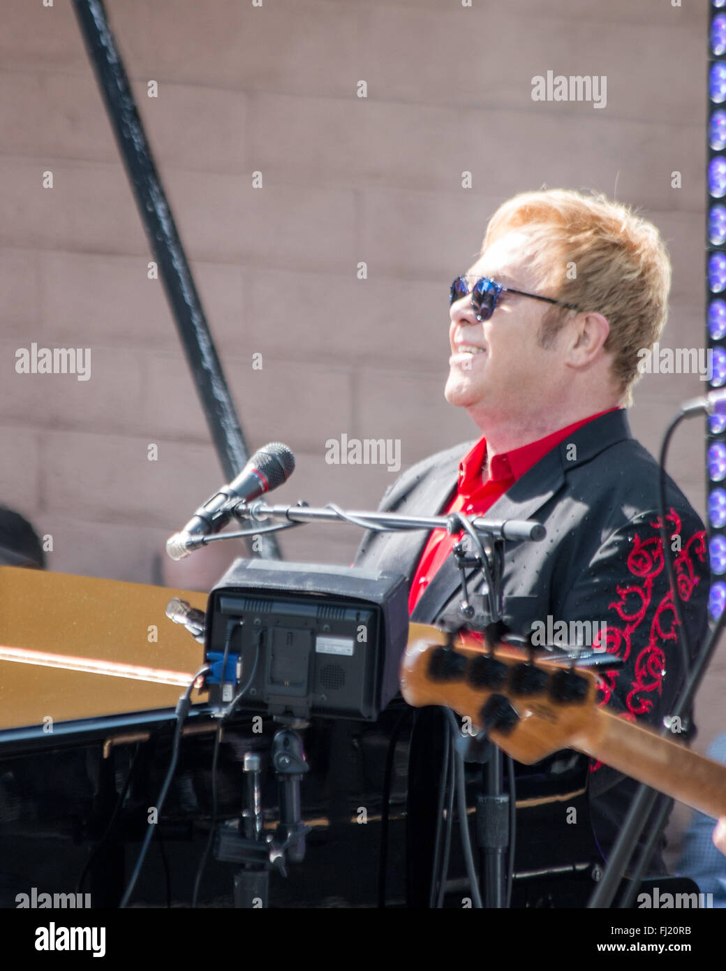 Los Angeles, California, USA. Il 27 febbraio, 2016. elton john si esibisce in un concerto gratuito che ha tenuto in grazie alla città di West Hollywood e per il loro sostegno della sua elton john aids foundation e gli Academy Awards la visualizzazione di parti egli ospita ogni anno. Credito: sheri determan/alamy live news Foto Stock