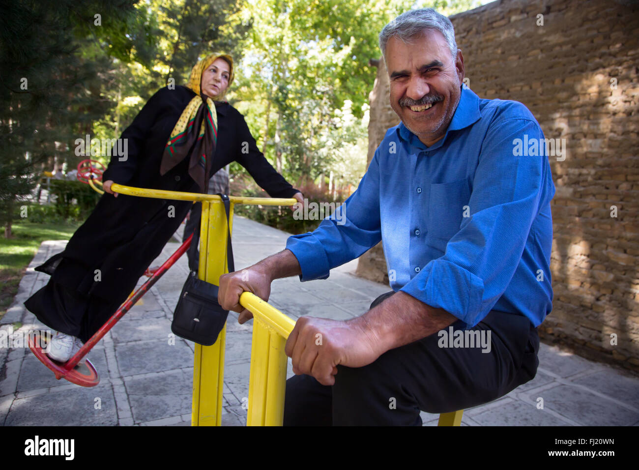 Vecchio iraniano giovane facendo esercizio in un parco a Ispahan, Iran Foto Stock