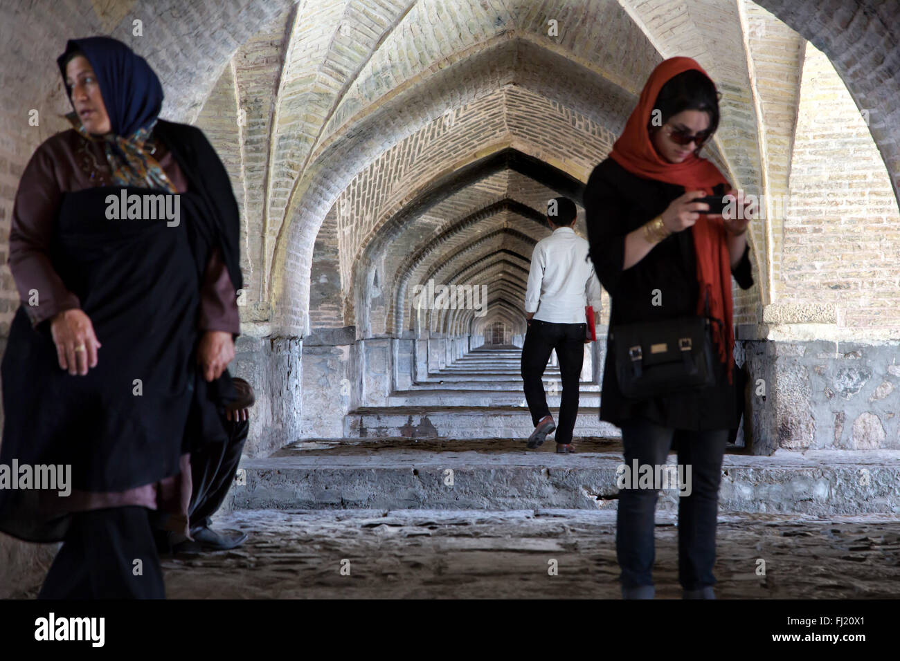 Donna sotto il ponte Siosepol, Isfahan, Iran Foto Stock