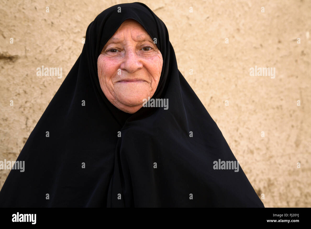 Ritratto di vecchia donna iraniana coperto con nero tradizionale hijab velo islamico in Yazd, Iran Foto Stock