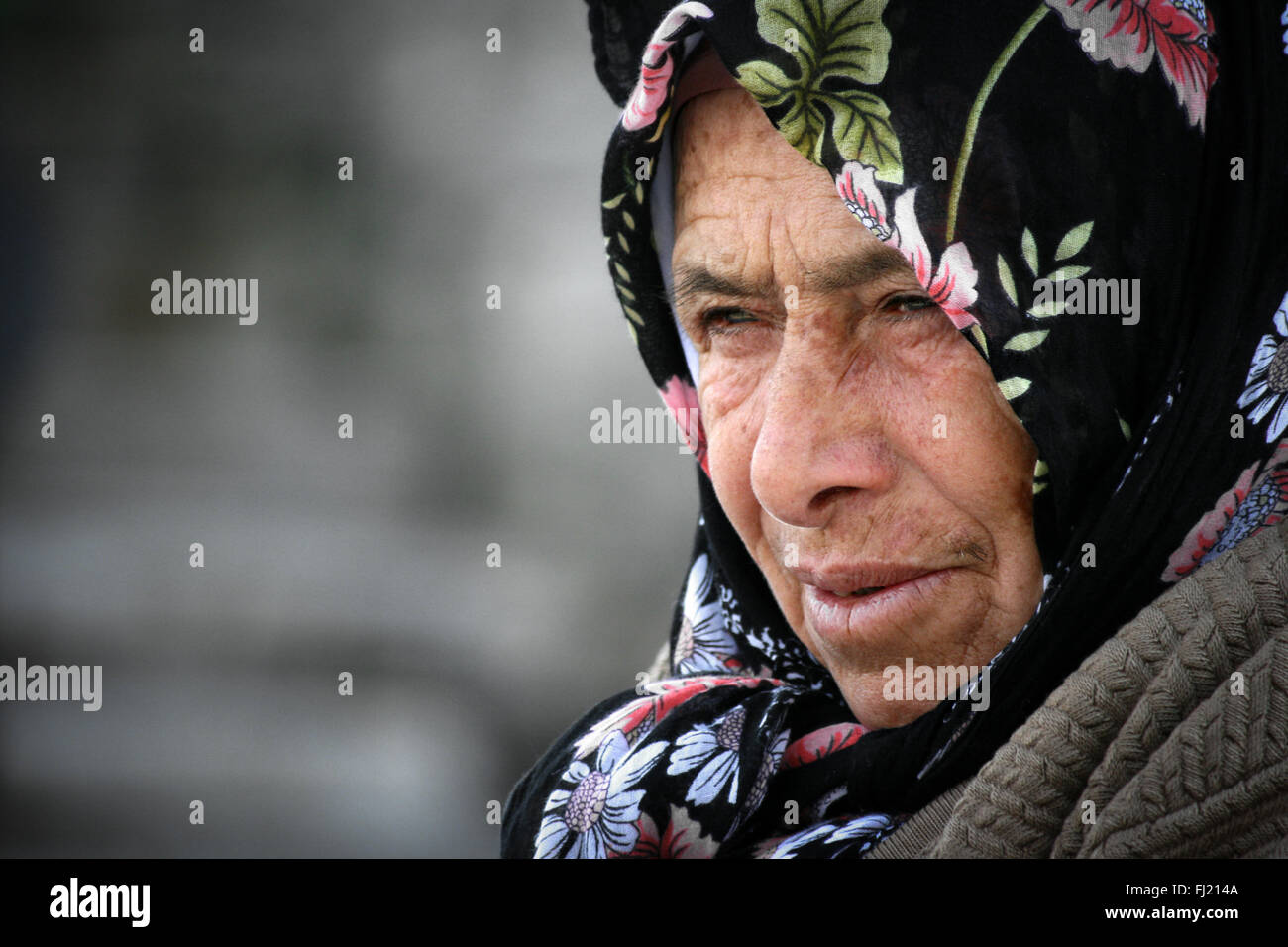 Vecchia donna con sciarpa in Beyoglu , Istanbul Foto Stock