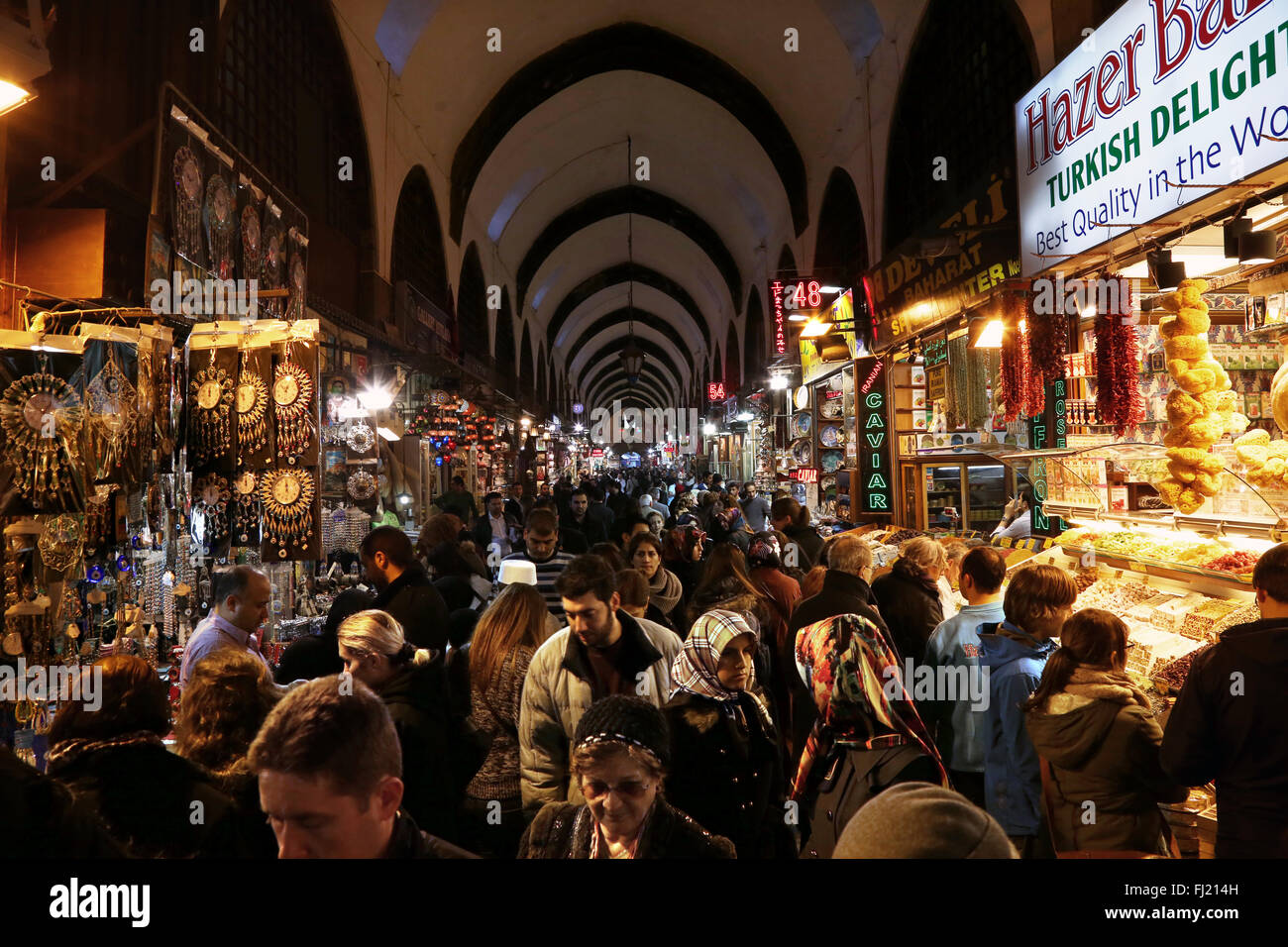 La folla in Bazar delle Spezie , Istanbul Foto Stock