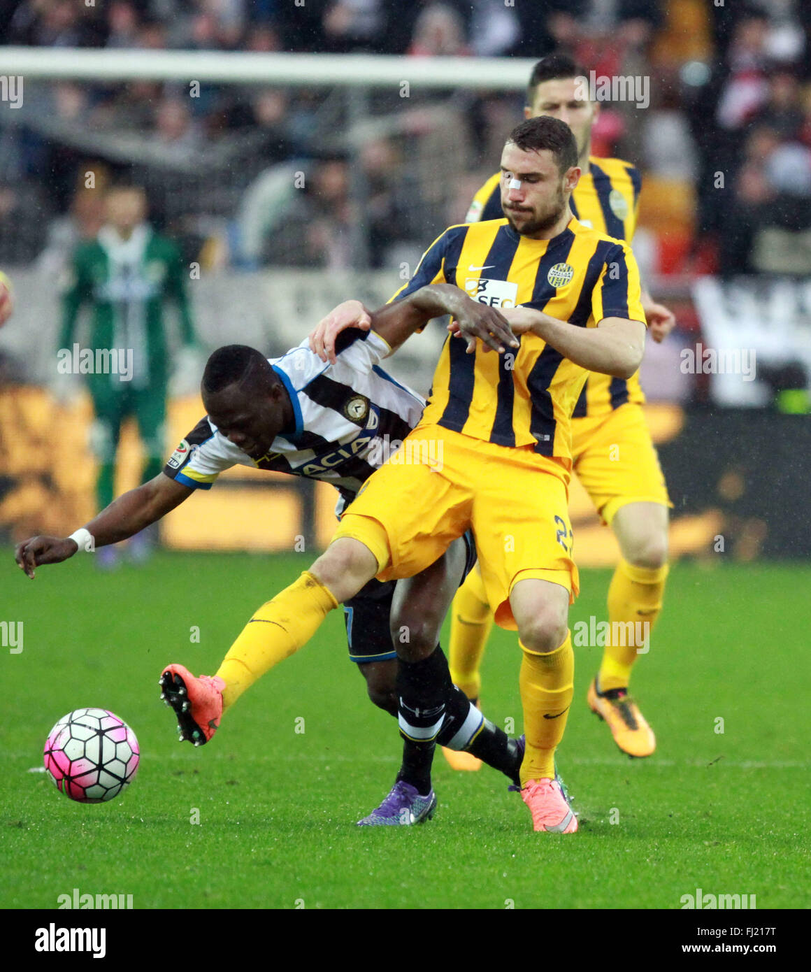 Udine, Italia. 28 Feb, 2016. Udine, Italia. 28 Feb, 2016. Hellas Verona il centrocampista Artur Ionita (R) combatte per la sfera con l'Udinese il centrocampista Emmanuel Agyemang Badu durante il campionato italiano di una partita di calcio tra Udinese Calcio v Hellas Verona FC. Udinese batte 2-0 Hellas Verona nel Campionato Italiano di una partita di calcio, obiettivi da Emmanuel Badu e Cyril Thereau a Dacia Arena di Udine. © Andrea Spinelli/Pacific Press/Alamy Live News Credito: PACIFIC PRESS/Alamy Live News Foto Stock