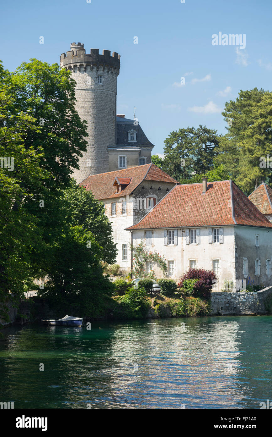 Donjon e gli edifici del castello di Duingt su di una piccola penisola sul lago di Annecy, Savoia, Francia Foto Stock