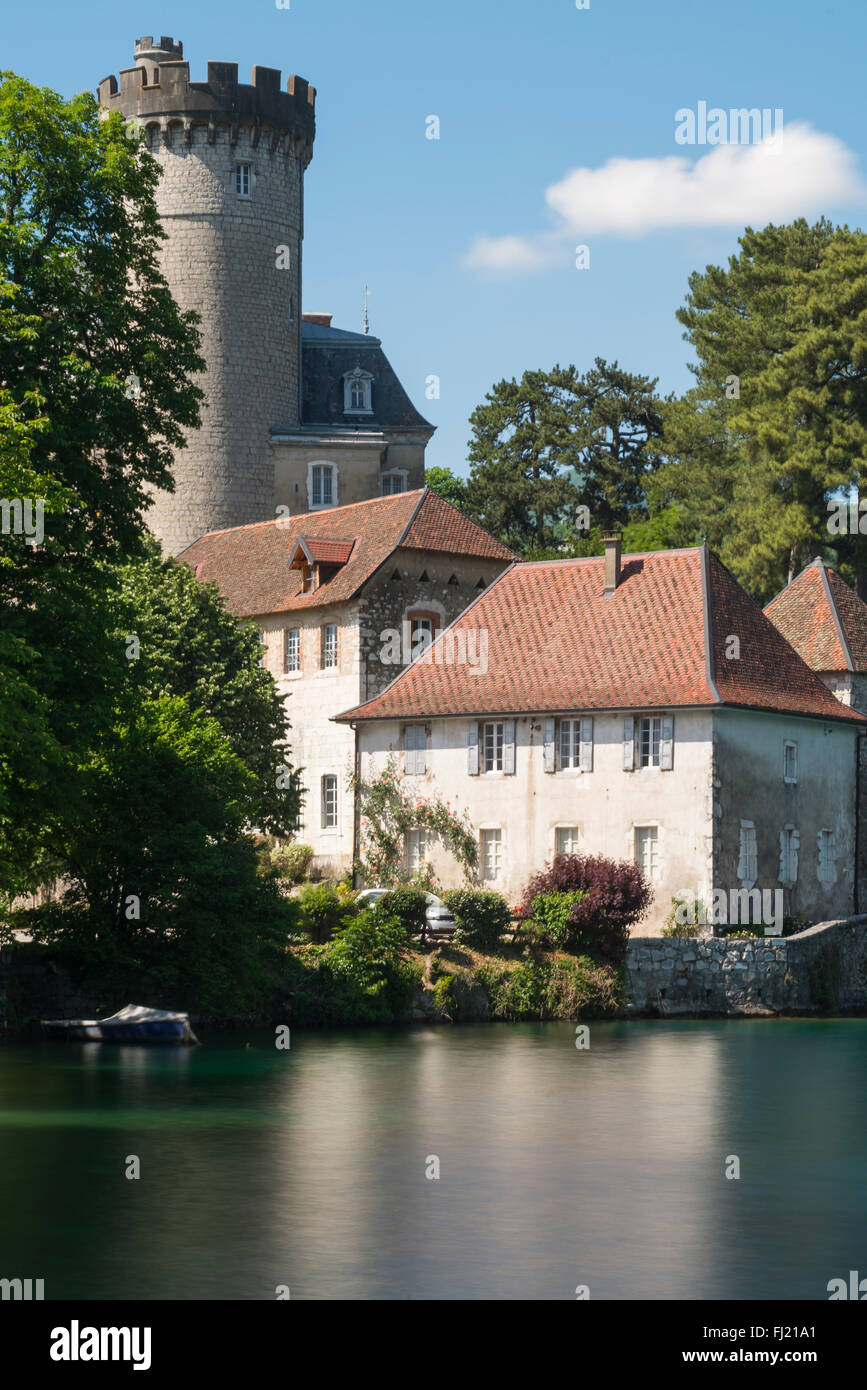 Donjon e gli edifici del castello di Duingt su di una piccola penisola sul lago di Annecy, Savoia, Francia Foto Stock