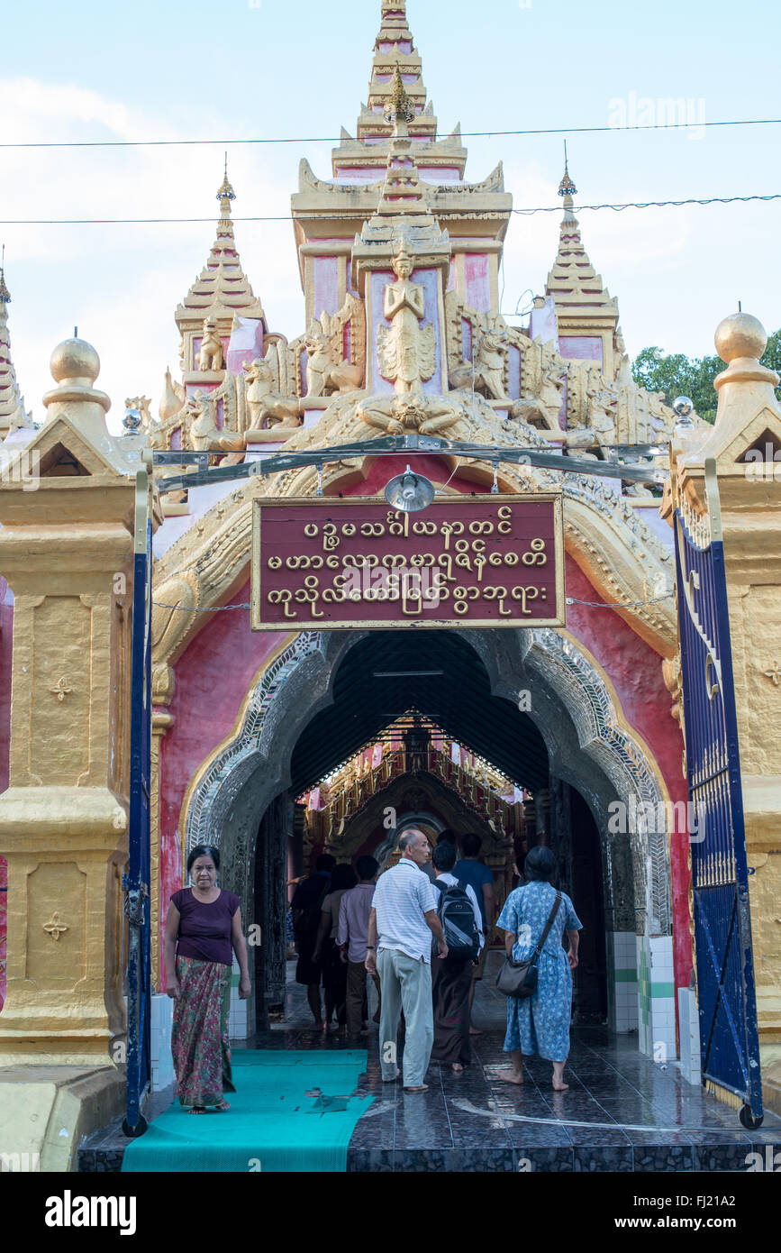 MANDALAY, Myanmar - costruito dal re Mindon nel 1857 ai piedi del Mandalay Hill, Kuthodaw Pagoda case di ciò che è noto come il più grande del mondo libro, che consiste di 729 kyauksa gu o pietra-iscrizione grotte, contenenti ciascuna una lastra di marmo incisi su entrambi i lati con una pagina di testo dal Tipitaka, l'intero Canone Pali del Buddismo Theravada. Foto Stock