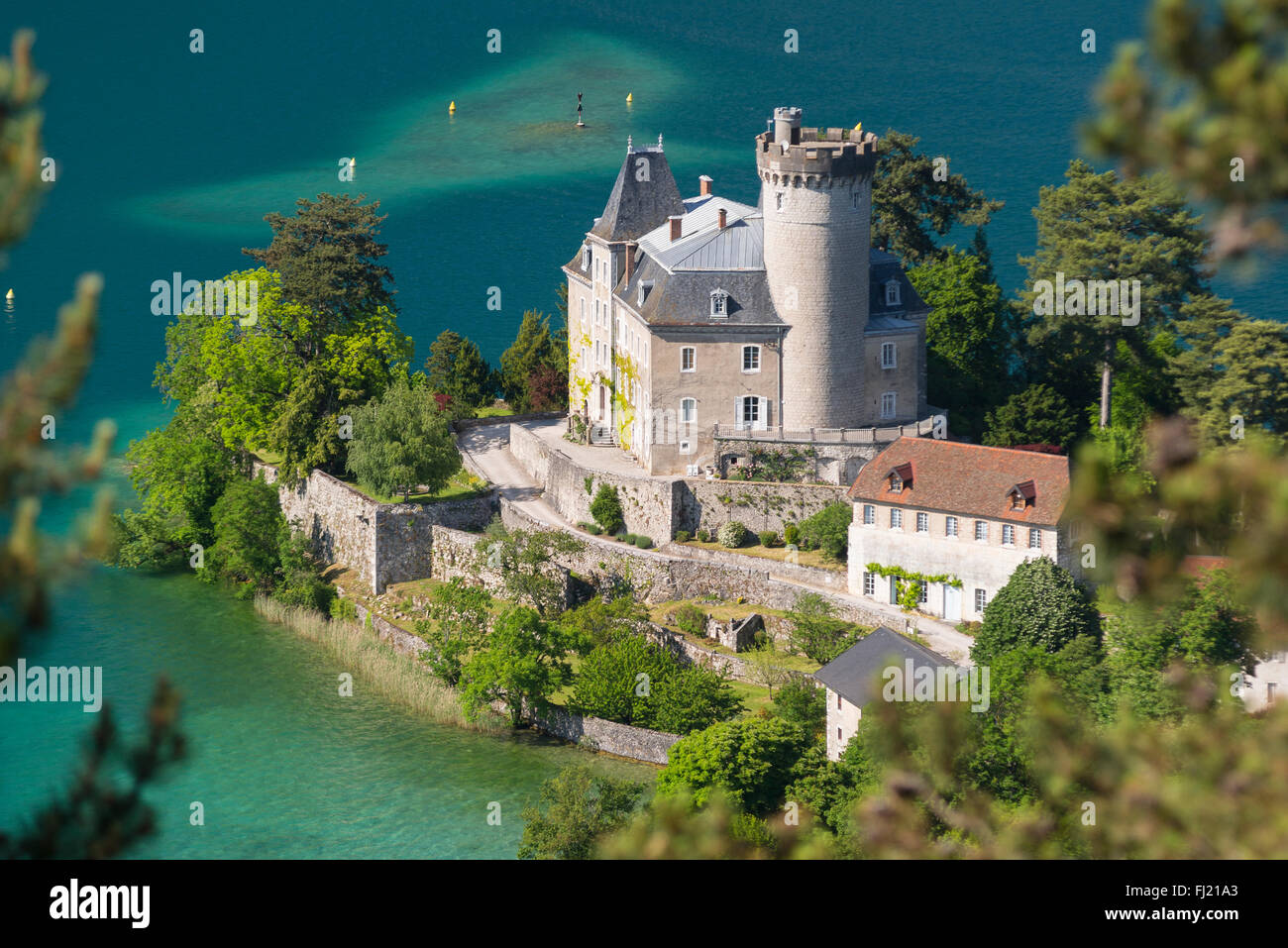 Vista aerea attraverso gli alberi sul castello di Duingt su di una piccola penisola sul lago di Annecy, Savoia, Francia Foto Stock