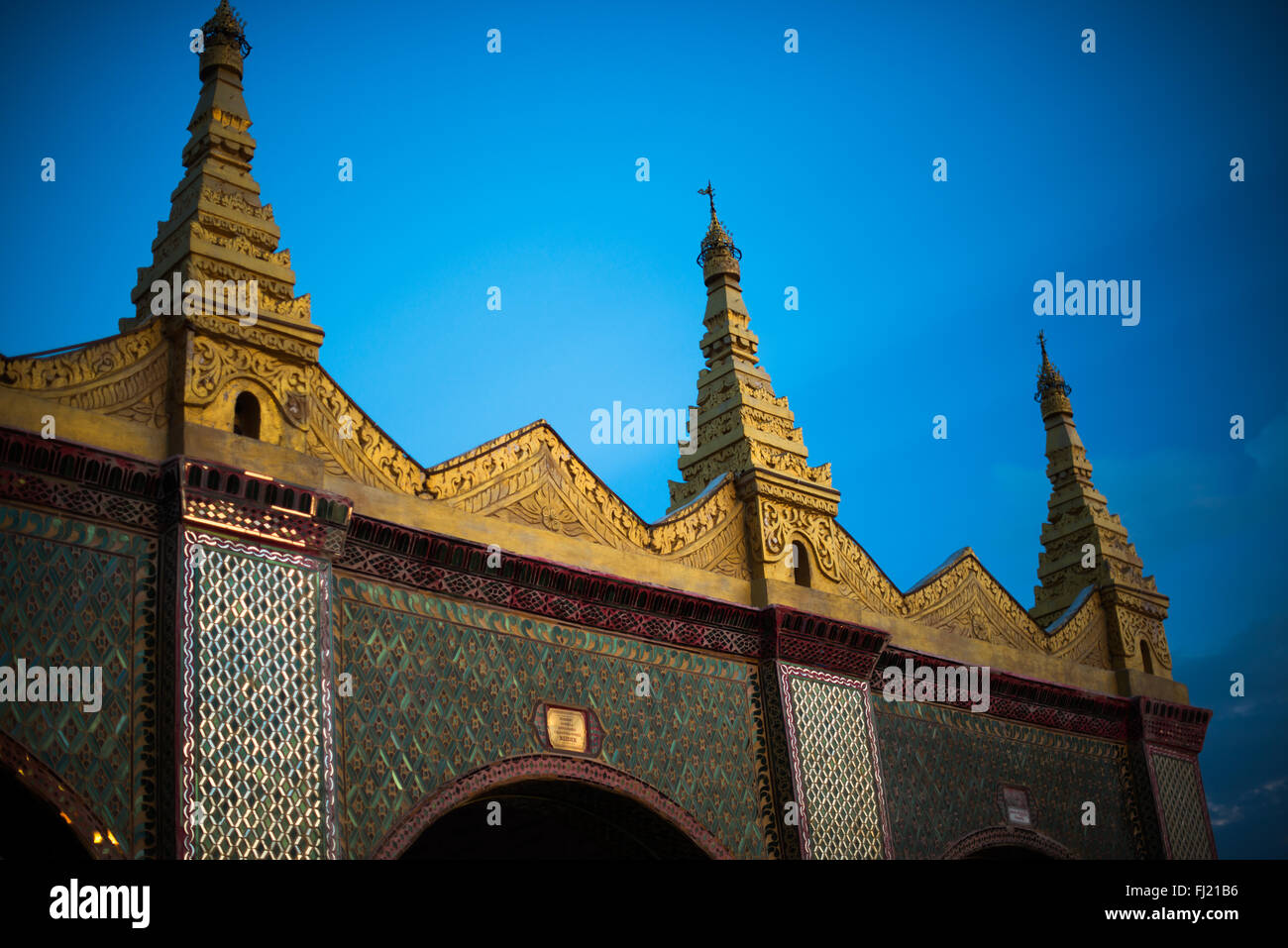 La Pagoda architettura di Sutaungpyei Mandalay Myanmar // MANDALAY, Myanmar — la Pagoda di Sutaungpyei (nota anche come su Taung Pyae Pagoda) incorona la cima della collina di Mandalay, caratterizzata da ombrelli dorati ornati e dalla tradizionale architettura buddista del Myanmar. La pagoda fu costruita durante il regno di re Mindon a metà del XIX secolo come parte della fondazione di Mandalay come nuova capitale reale nel 1857. La struttura esemplifica il tradizionale design della pagoda birmana con le sue guglie dorate, le pareti a mosaico specchiato e l'ampia terrazza piastrellata che offre vedute panoramiche sulla pianura di Mandalay. pag Foto Stock La Pagoda architettura di Sutaungpyei Mandalay Myanmar // MANDALAY, Myanmar — la Pagoda di Sutaungpyei (nota anche come su Taung Pyae Pagoda) incorona la cima della collina di Mandalay, caratterizzata da ombrelli dorati ornati e dalla tradizionale architettura buddista del Myanmar. La pagoda fu costruita durante il regno di re Mindon a metà del XIX secolo come parte della fondazione di Mandalay come nuova capitale reale nel 1857. La struttura esemplifica il tradizionale design della pagoda birmana con le sue guglie dorate, le pareti a mosaico specchiato e l'ampia terrazza piastrellata che offre vedute panoramiche sulla pianura di Mandalay. pag Foto Stock