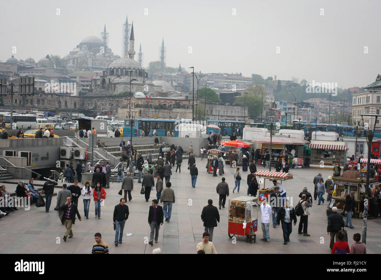 Istanbul , il ponte Galata area con Moschea e minareto sul retro Foto Stock
