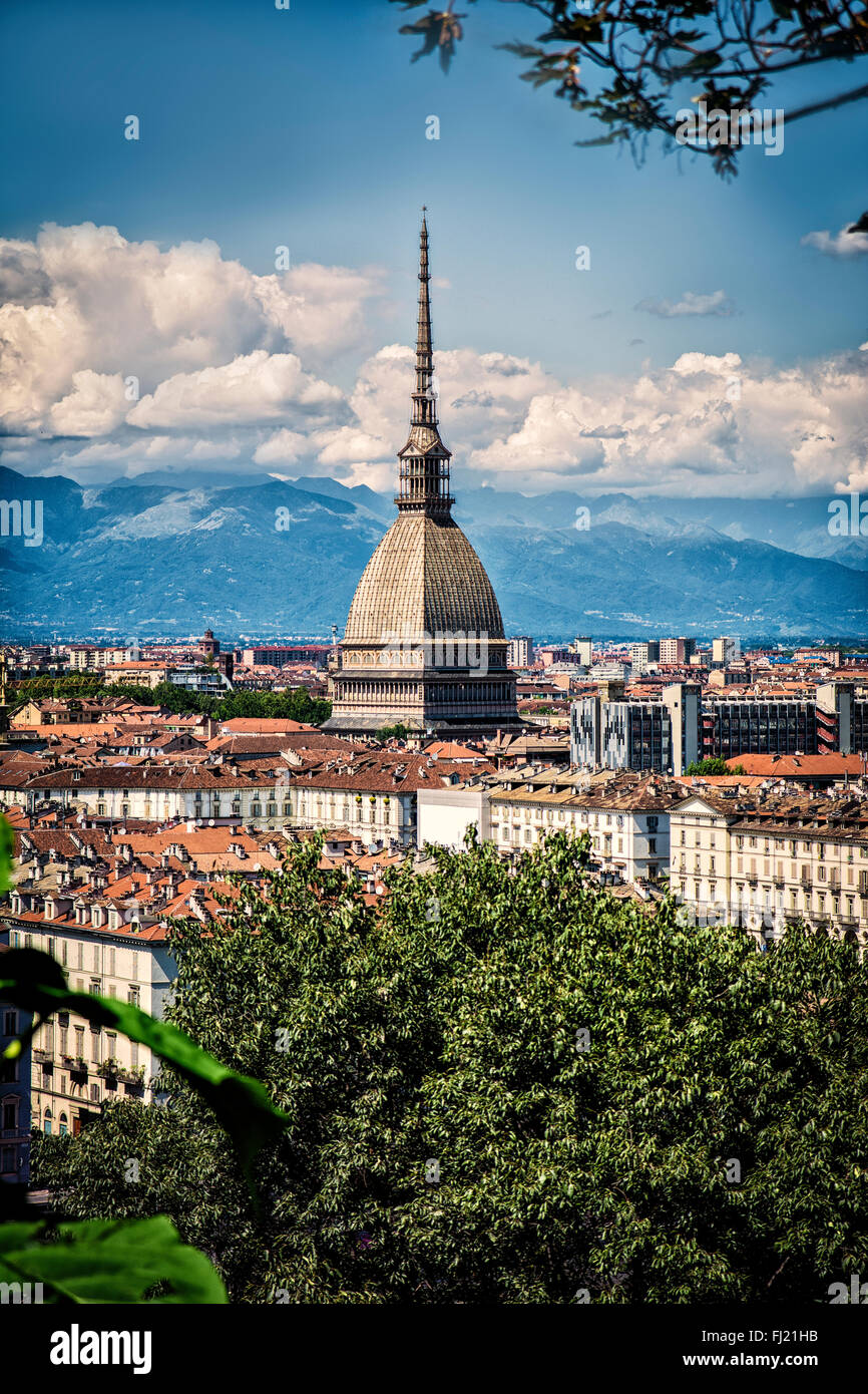 Vista panoramica del centro di Torino in Italia, in una giornata di sole, con la Mole Antonelliana e le Alpi in background Foto Stock