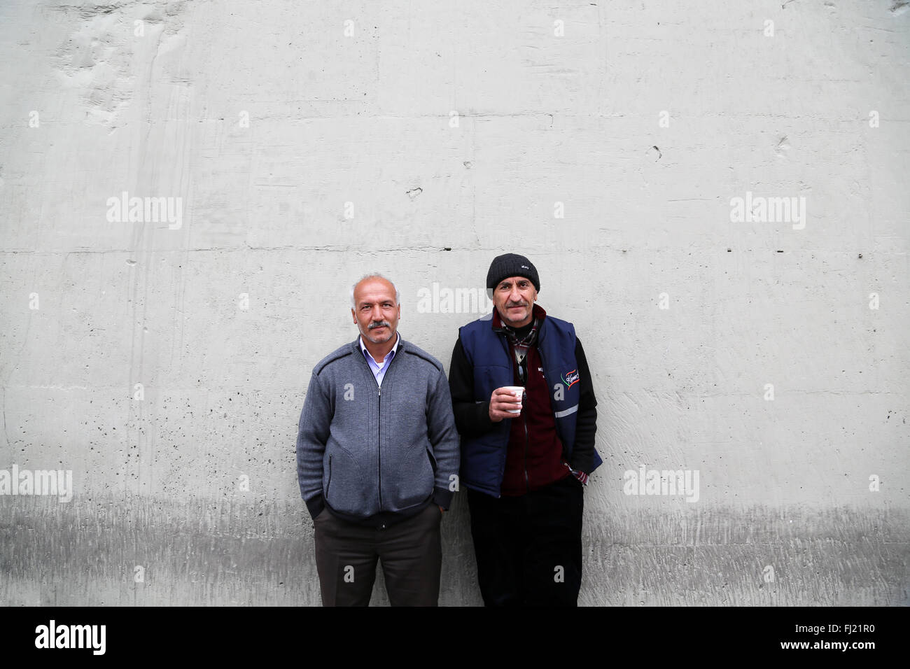 Due turche uomo stand in una strada di Istanbul Foto Stock