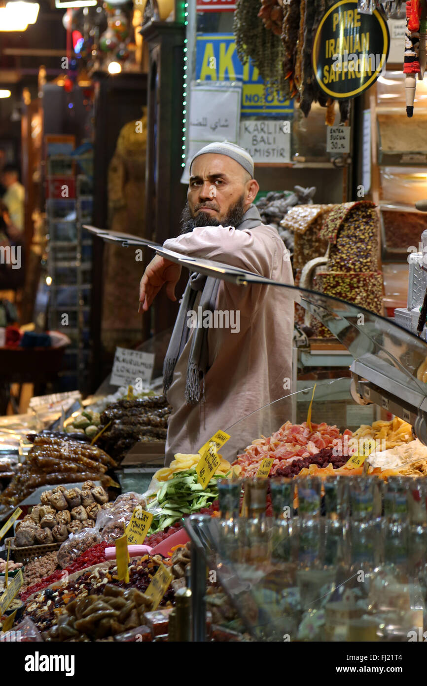 Uomo musulmano del venditore nel Bazar delle Spezie di Istanbul Foto Stock