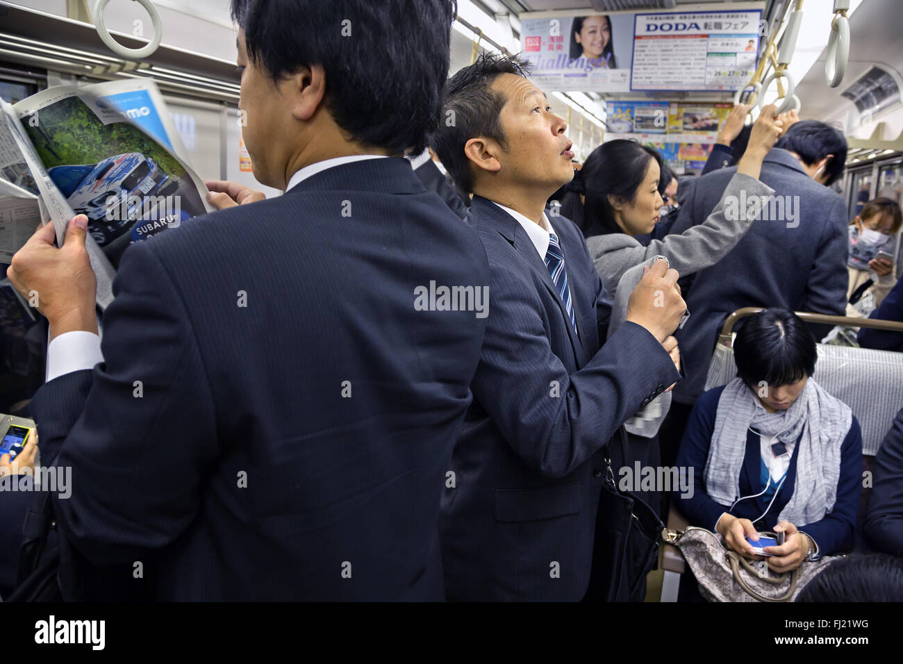 La folla e il traffico delle ore di punta al mattino presto per i dipendenti nella metropolitana di Tokyo , Giappone Foto Stock