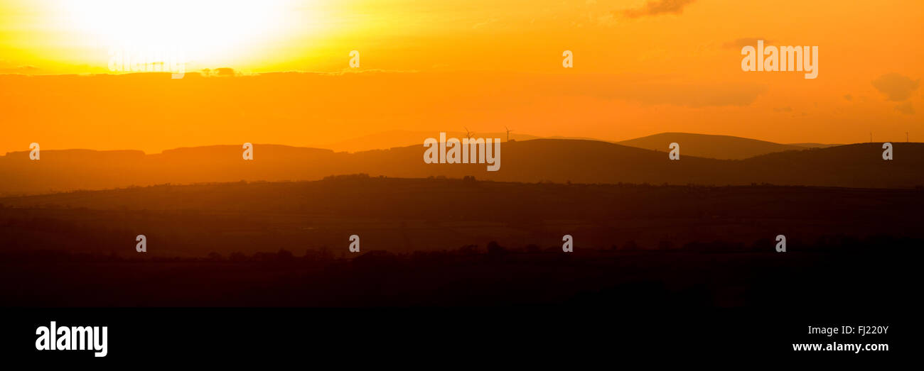 Llanllwni, Carmarthanshire, UK. Il 28 febbraio 2016. Regno Unito: Meteo il sole tramonta dopo una molto nuvoloso giorno al Teifi Valley. Tempretures sono impostati a scendere al di sotto di congelamento per tutta la notte. © Steffan Morgan / Alamy News Foto Stock
