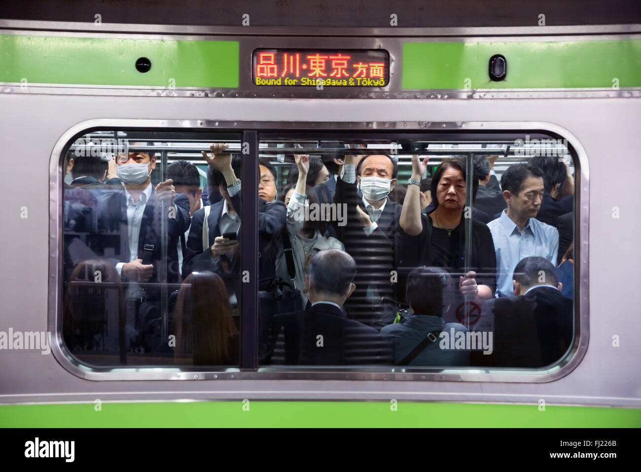 La folla e il traffico delle ore di punta al mattino presto per i dipendenti nella metropolitana di Tokyo , Giappone Foto Stock