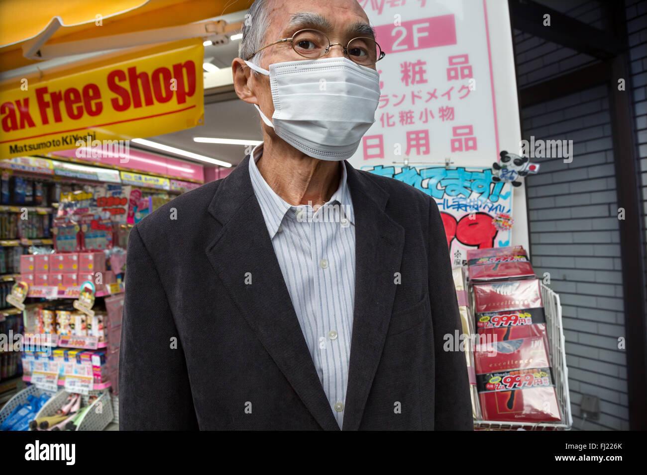 Uomo giapponese indossa maschera chirurgica a Tokyo Foto Stock