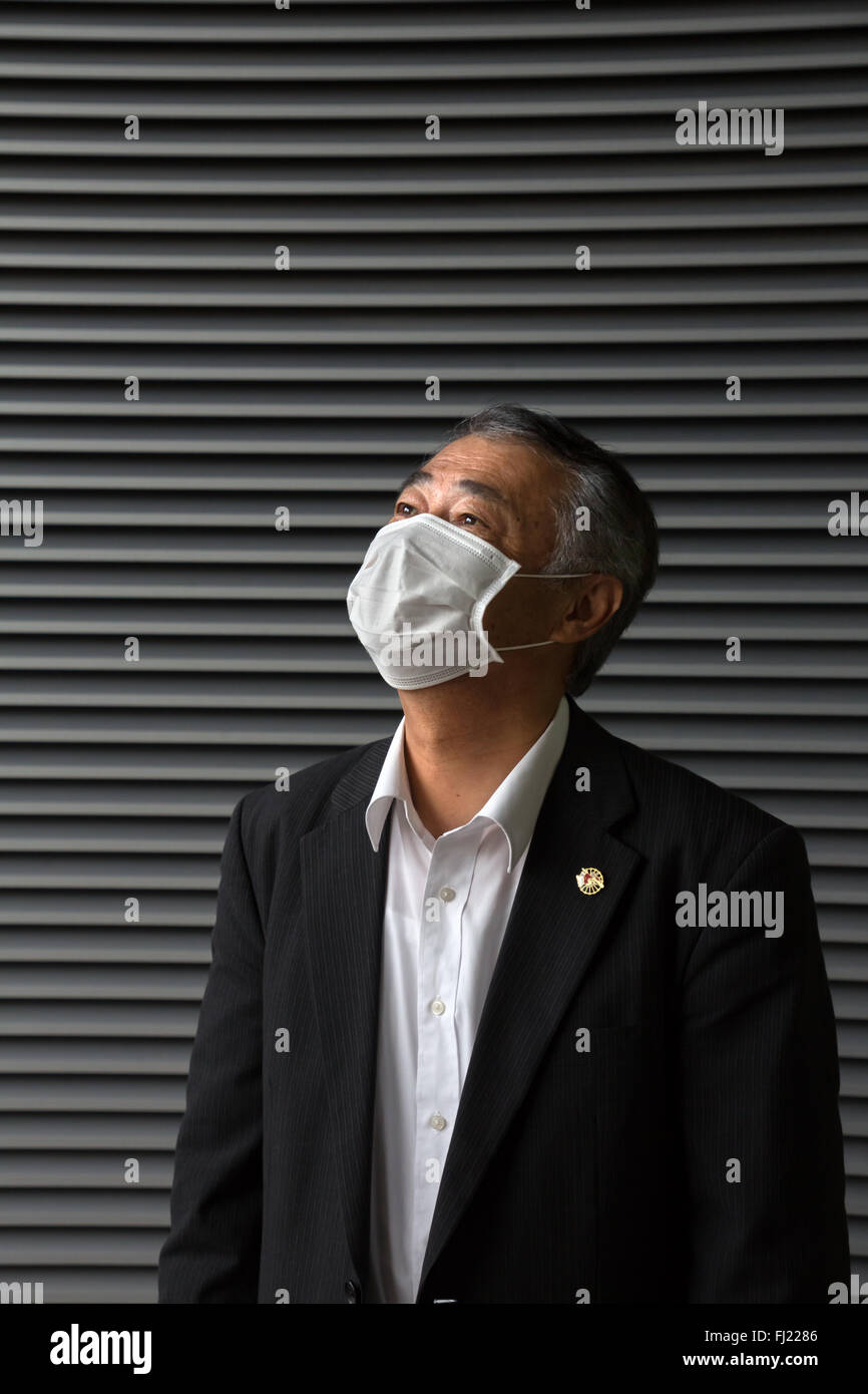 Uomo giapponese con mascherina chirurgica a Tokyo Foto Stock