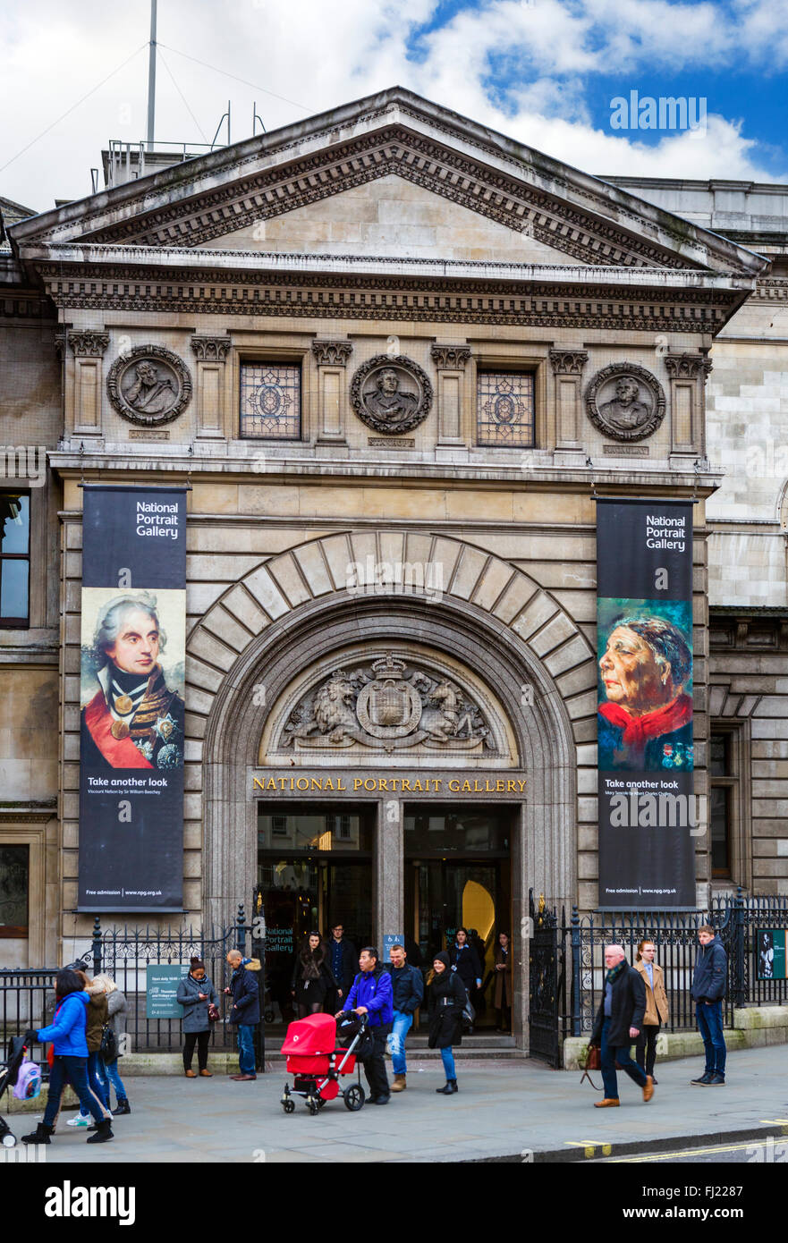 Ingresso alla National Portrait Gallery di Charing Cross Road, Londra, Inghilterra, Regno Unito Foto Stock