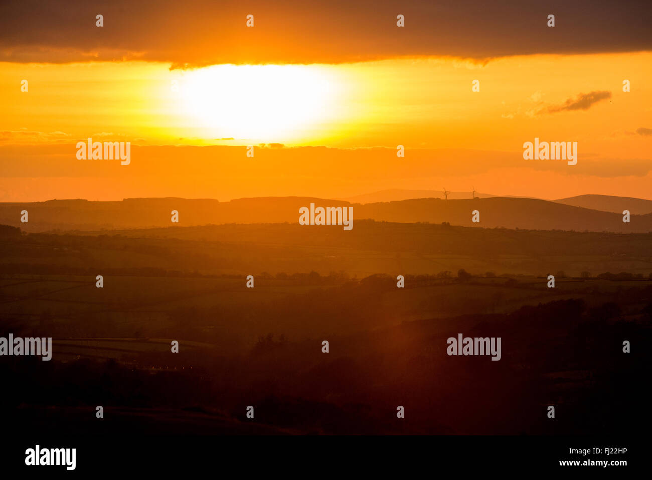 Llanllwni, Carmarthanshire, Regno Unito 28 febbraio 2016, il sole tramonta dopo una molto nuvoloso giorno, Tempretures sono impostati a scendere al di sotto di congelamento per tutta la notte. © Steffan Morgan / Alamy News Foto Stock
