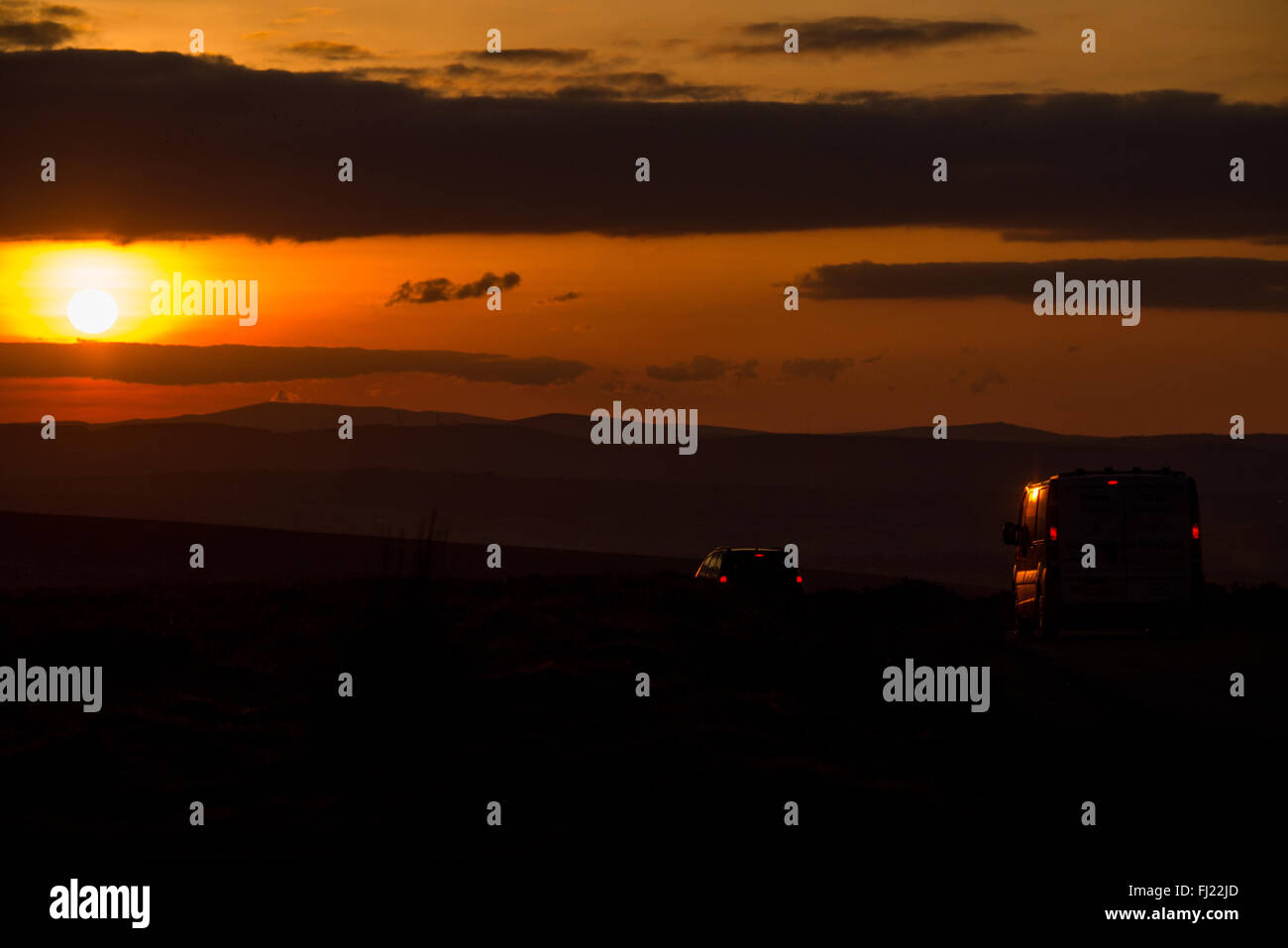 Llanllwni, Carmarthanshire, Regno Unito 28 febbraio 2016, come la gente guida Home Il sole tramonta dopo una molto nuvoloso giorno, Tempretures sono impostati a scendere al di sotto di congelamento per tutta la notte. Credito: Steffan Morgan / Alamy live news Foto Stock
