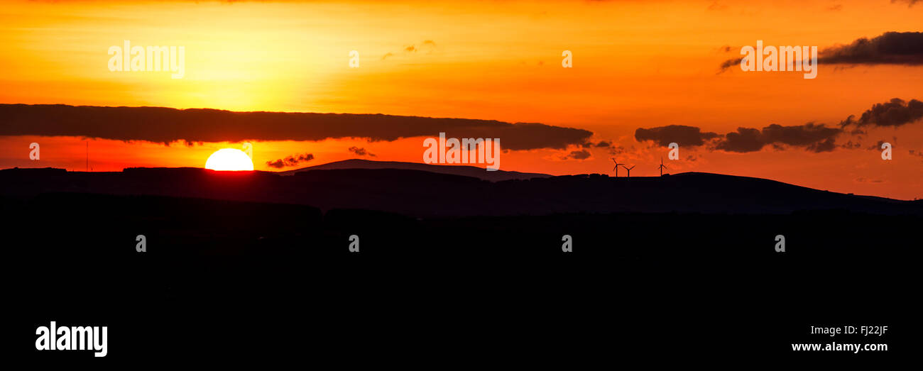 Llanllwni, Carmarthanshire, Regno Unito 28 febbraio 2016, il sole tramonta dopo una molto nuvoloso giorno, Tempretures sono impostati a scendere al di sotto di congelamento per tutta la notte. © Steffan Morgan / Alamy News Foto Stock