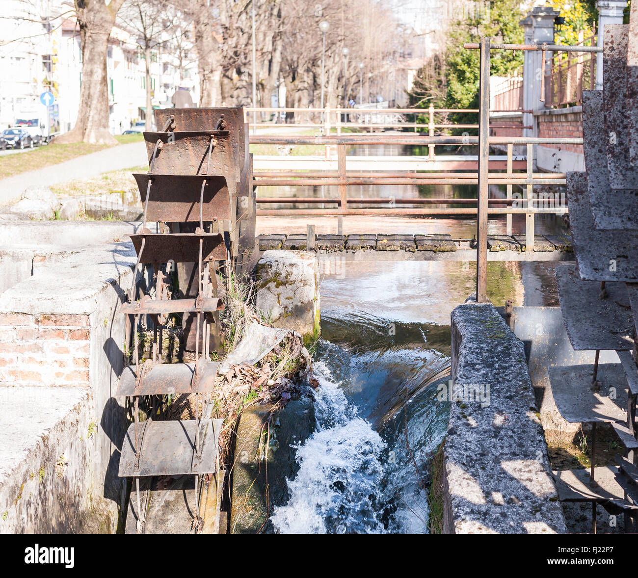 Vecchio ferro da stiro a ruota di un mulino ad acqua. Le rovine di un mulino ad acqua. Foto Stock