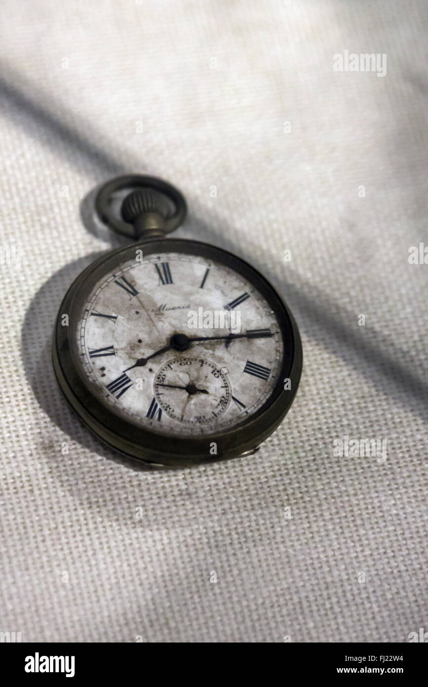 Antico orologio in Hiroshima Peace Memorial Museum Foto Stock