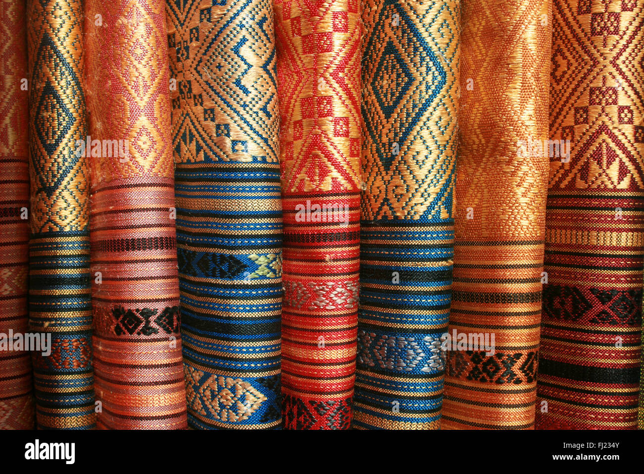 Seta colorata sarong in vendita a Luang Prabang, Laos Foto Stock