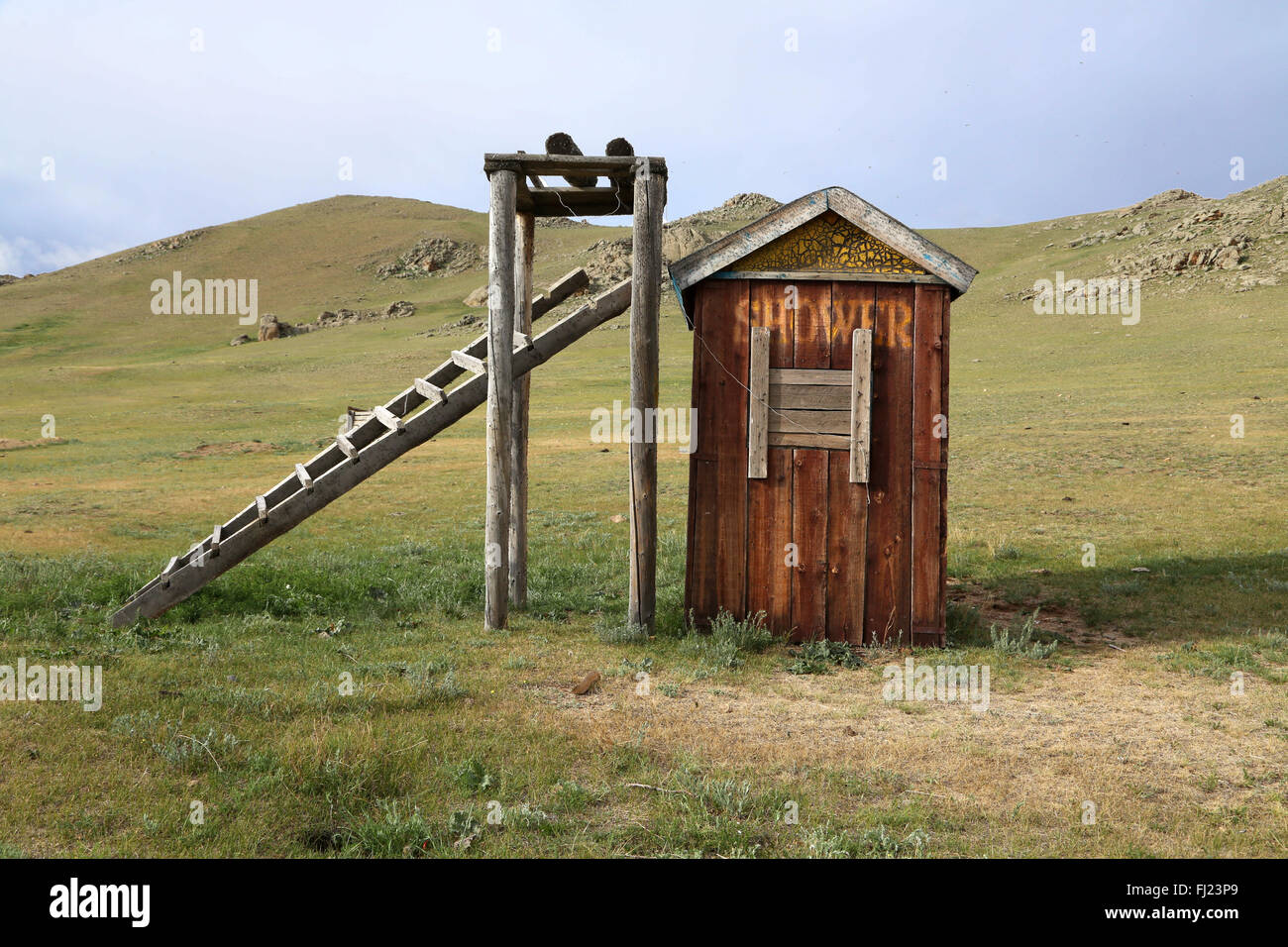 Doccia nomadi in Mongolia in una piccola casa in legno, nel mezzo del nulla - così affascinante ! Foto Stock