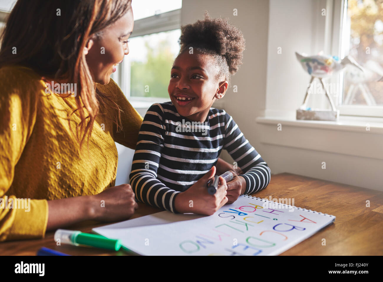 Little Black girl imparare a calcolare per la scuola elementare Foto Stock