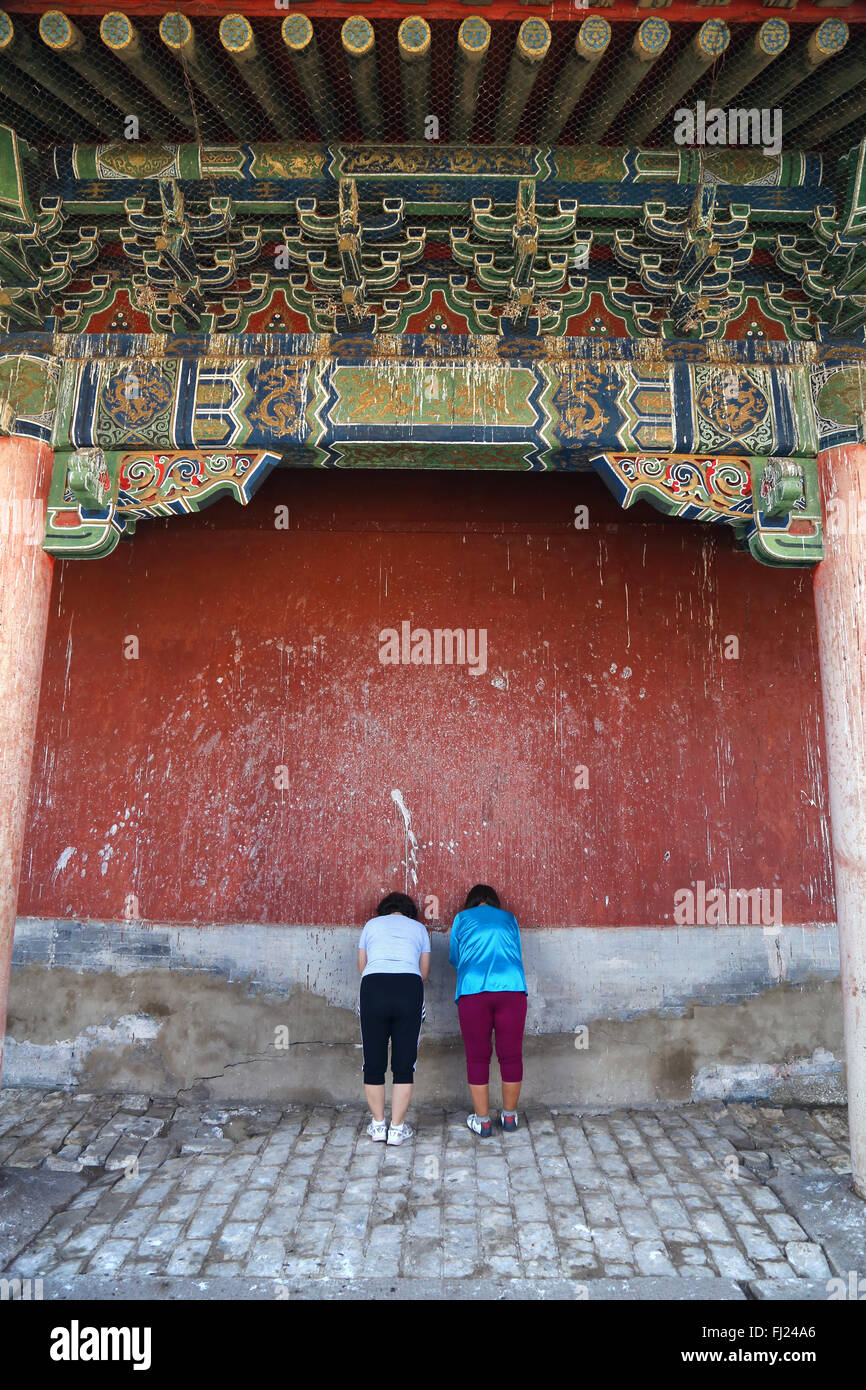 Due donne di pregare all'interno dentro il Erdene Zuu monastero , Mongolia Foto Stock