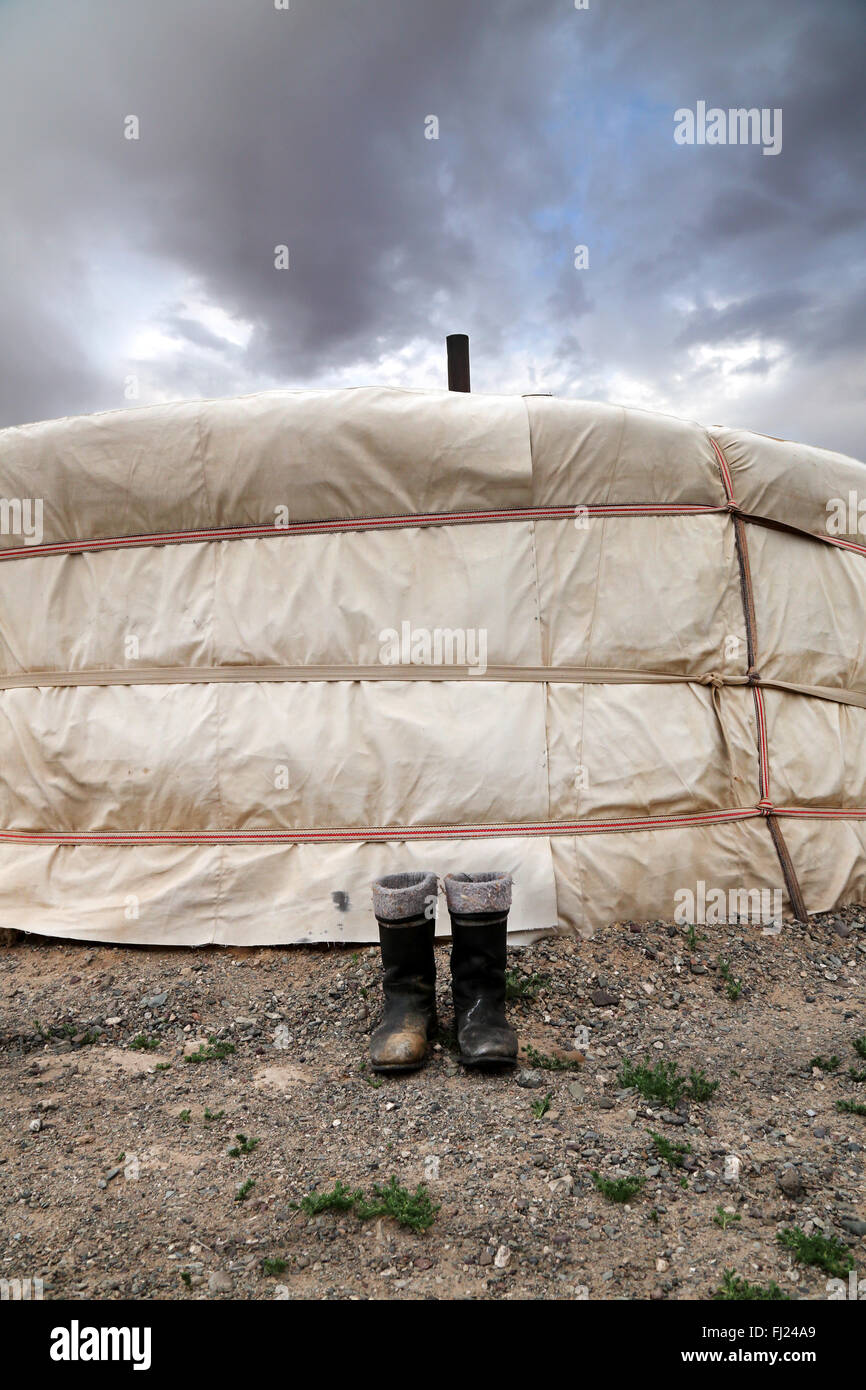 Stivali di fronte una yurt abitazione tradizionale in Mongolia Foto Stock