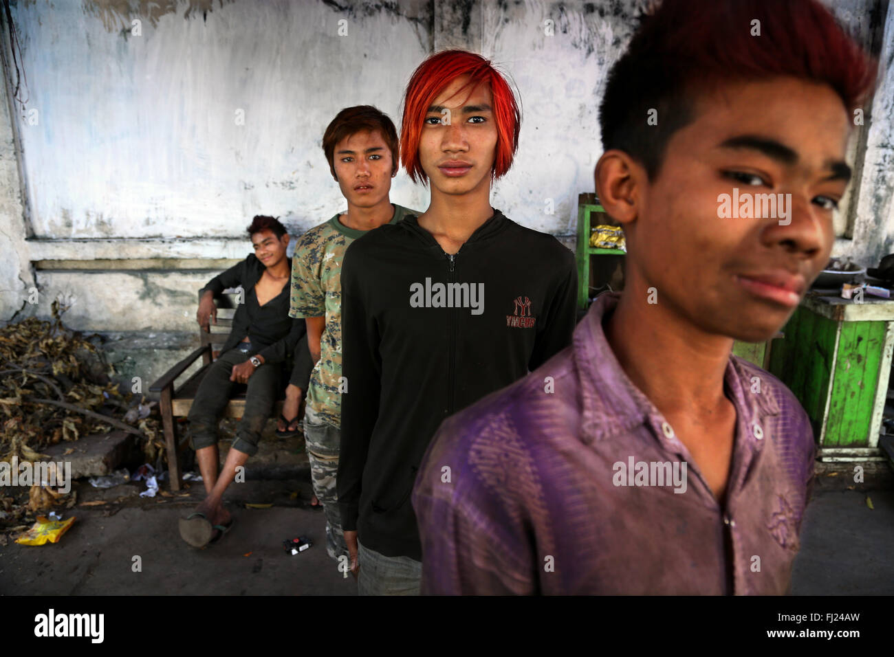Giovane ribelle ragazzi di Mandalay, Myanmar Foto Stock