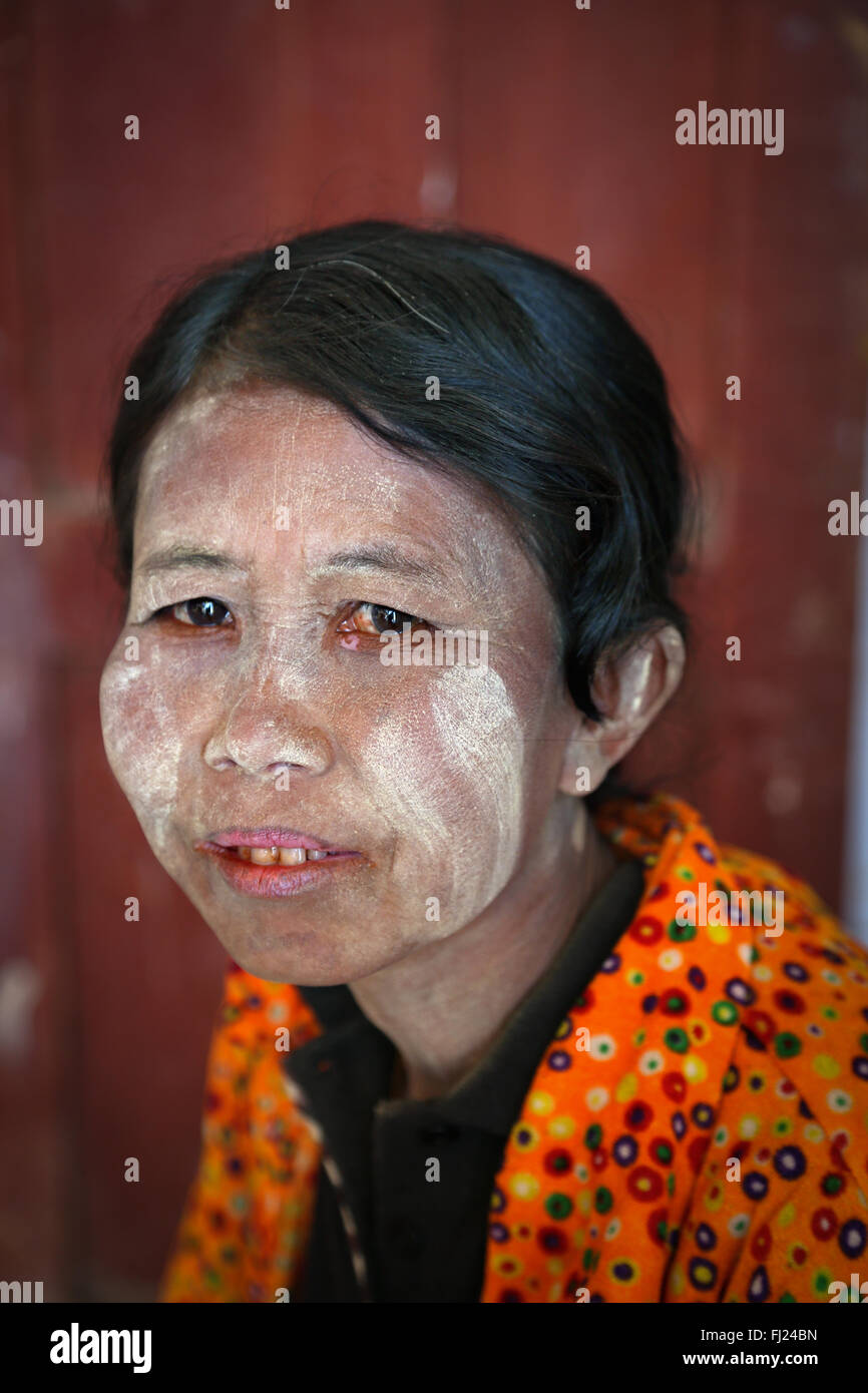 Ritratto di donna con polvere di thanaka sul suo viso a Nyaung Shwe, Myanmar (Birmania) Foto Stock