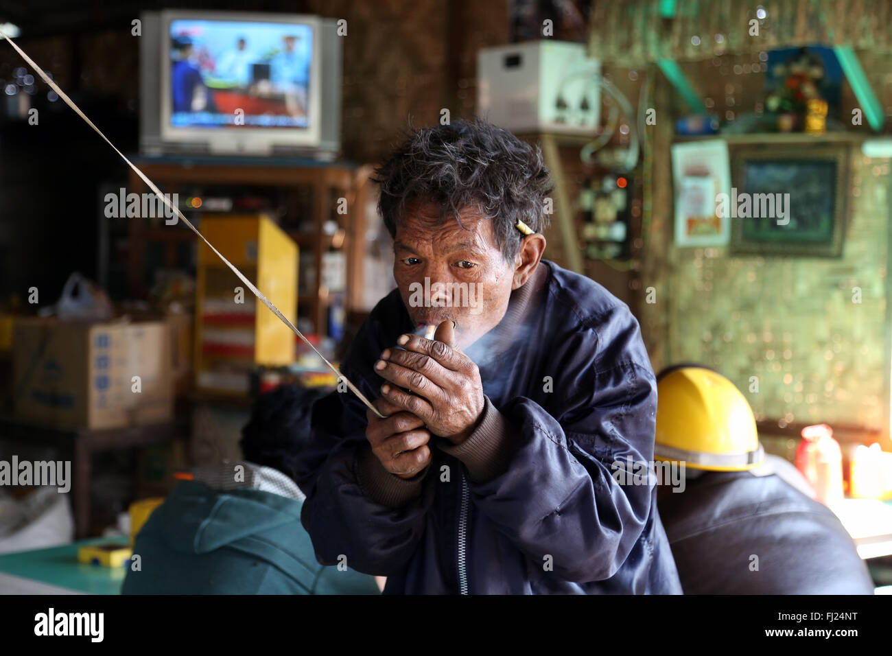 Uomo di fumare in Nyaung Shwe, Myanmar (Birmania) Foto Stock