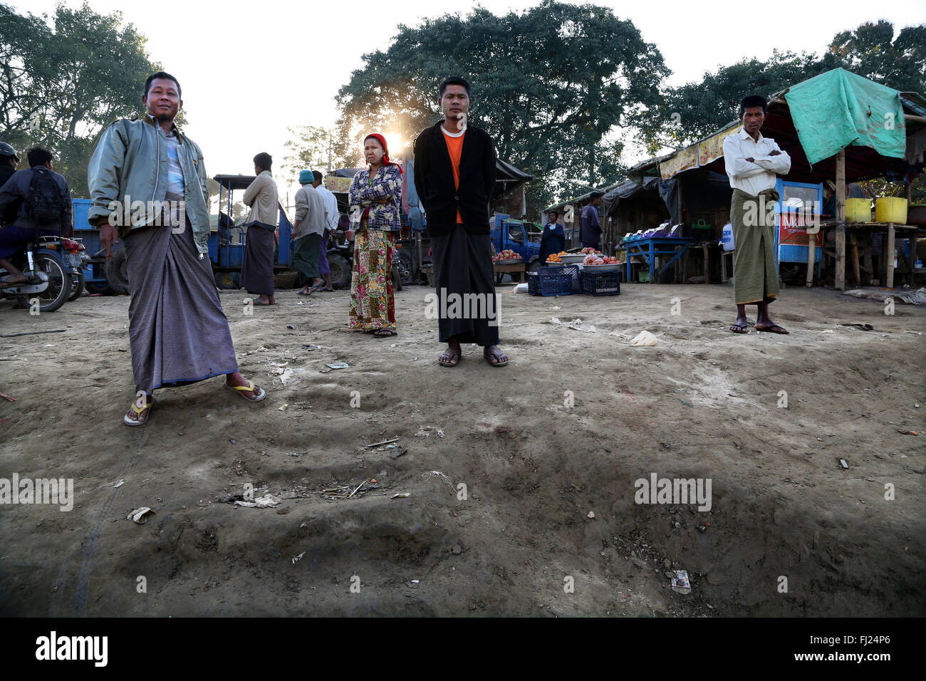 Local popolo birmano a Bagan Harbour, Myanmar Foto Stock