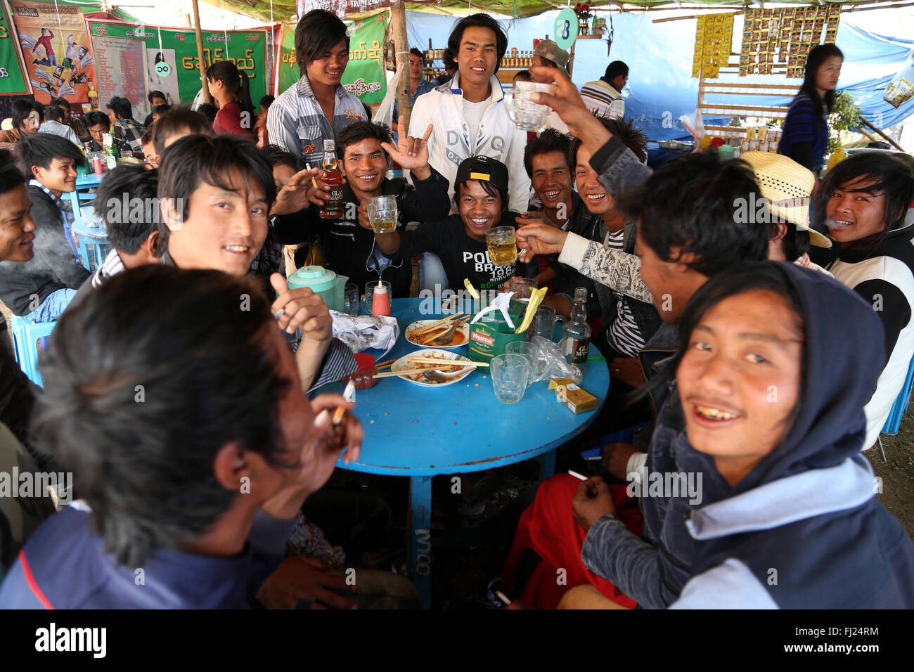 I giovani avendo divertimento bere birra a Nyaung Shwe, Myanmar Foto Stock