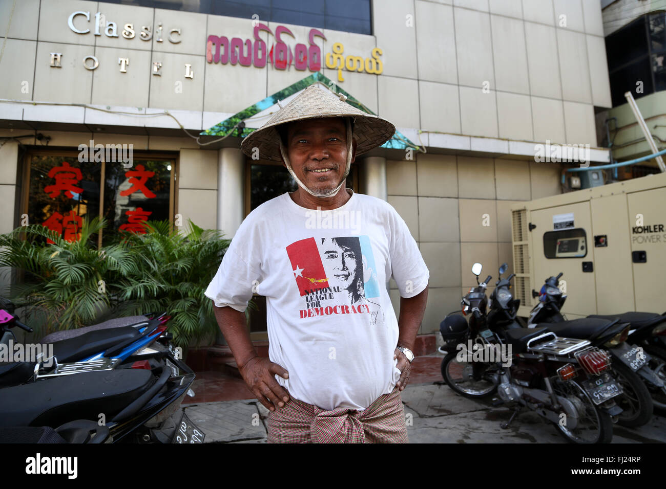 Uomo che indossa t shirt di leader Aung San Suu Kyi a Mandalay, Myanmar Foto Stock