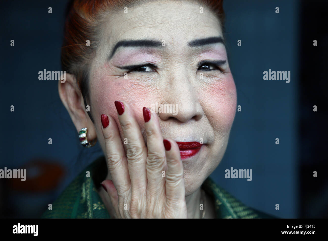 Ritratto di bella e graziosa old Lady dal Myanmar - il popolo birmano Foto Stock